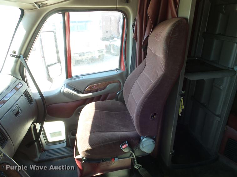 image for item DD1324 2006 Peterbilt 387 semi truck