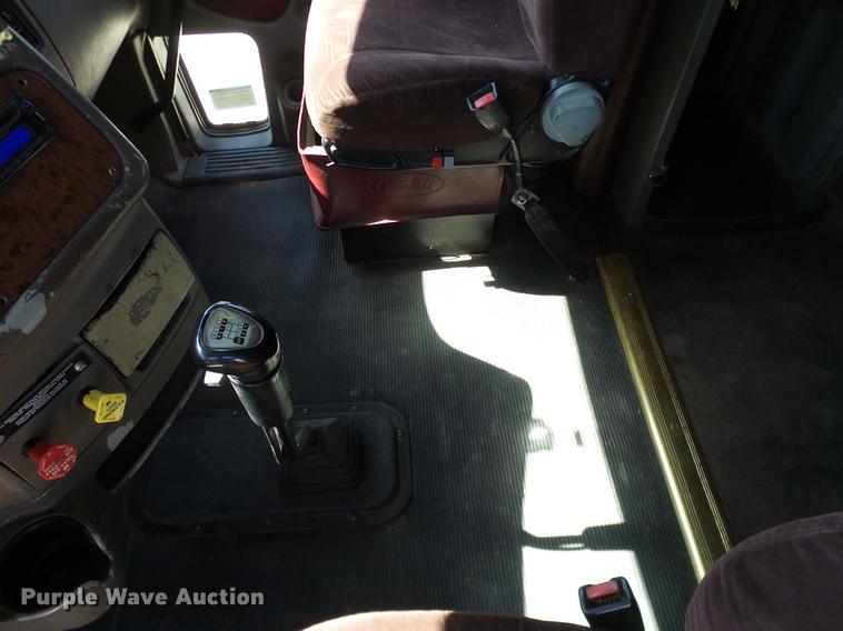 image for item DD1324 2006 Peterbilt 387 semi truck