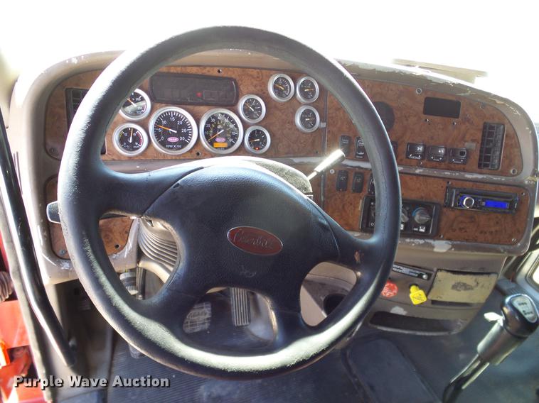 image for item DD1324 2006 Peterbilt 387 semi truck