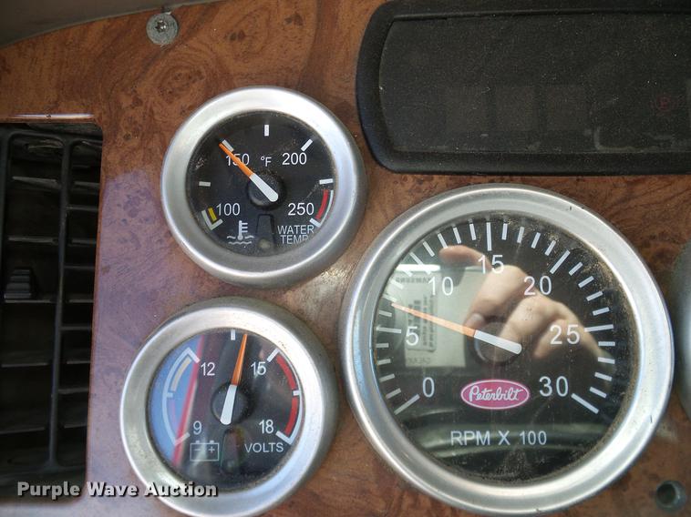 image for item DD1324 2006 Peterbilt 387 semi truck