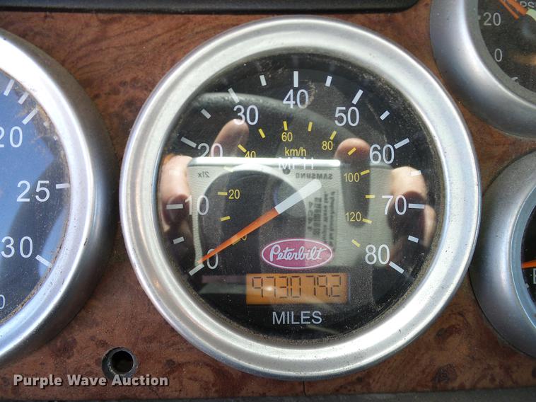 image for item DD1324 2006 Peterbilt 387 semi truck