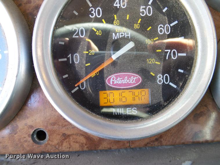 image for item DD1324 2006 Peterbilt 387 semi truck