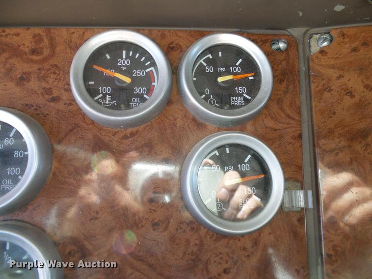 image for item DD1324 2006 Peterbilt 387 semi truck