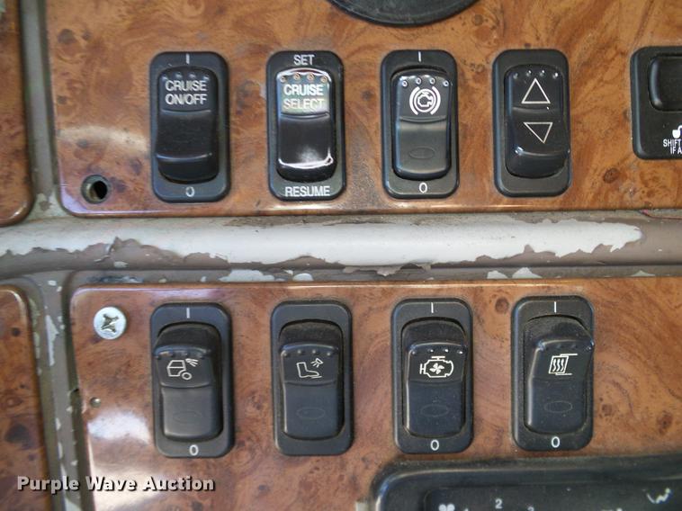 image for item DD1324 2006 Peterbilt 387 semi truck