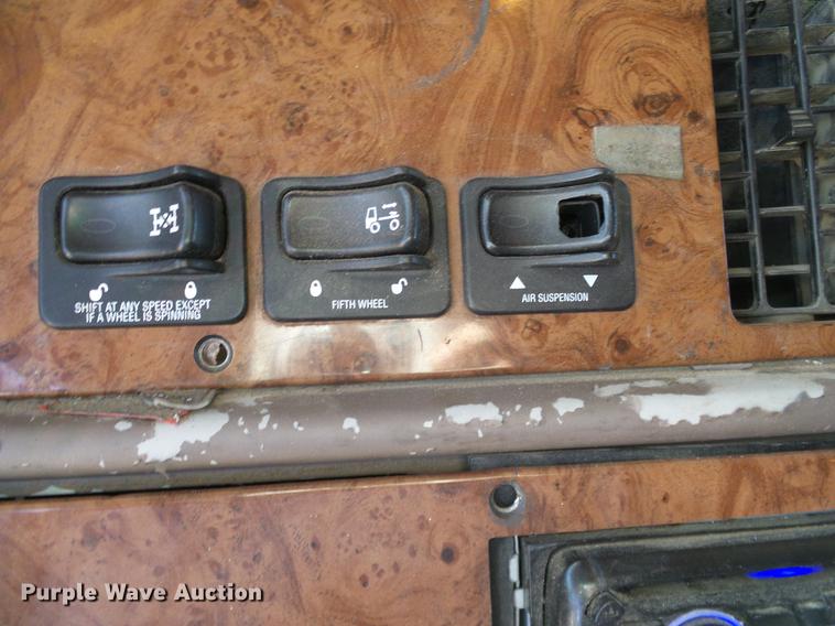 image for item DD1324 2006 Peterbilt 387 semi truck