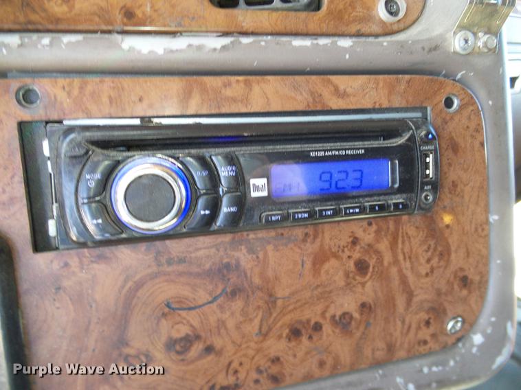 image for item DD1324 2006 Peterbilt 387 semi truck