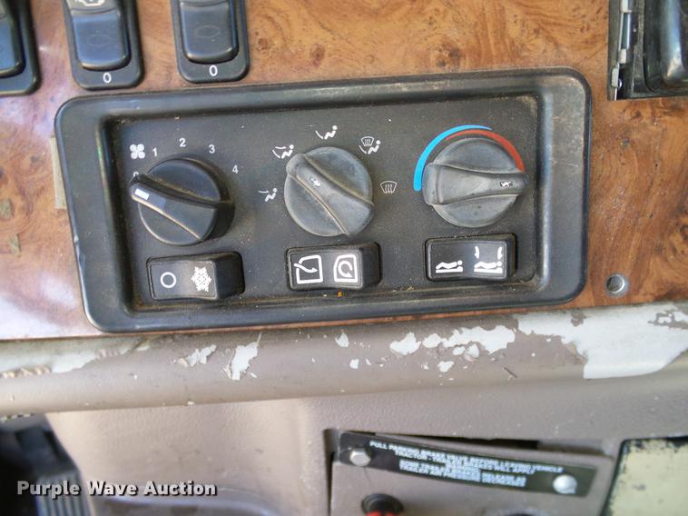 image for item DD1324 2006 Peterbilt 387 semi truck