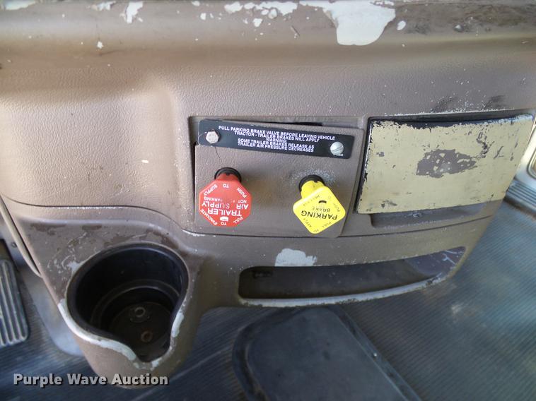 image for item DD1324 2006 Peterbilt 387 semi truck