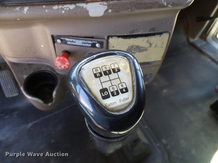 image for item DD1324 2006 Peterbilt 387 semi truck