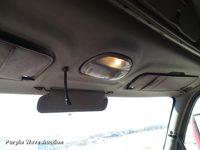 image for item DD1324 2006 Peterbilt 387 semi truck