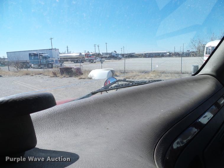 image for item DD1324 2006 Peterbilt 387 semi truck