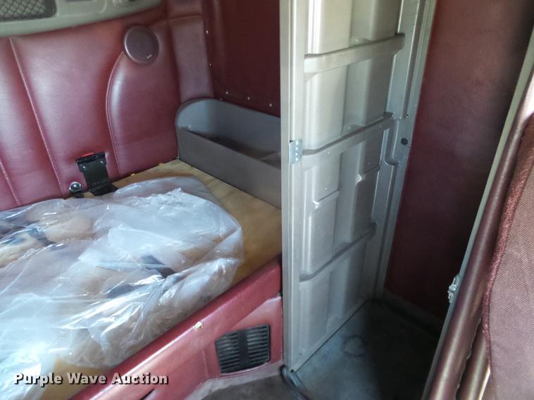 image for item DD1324 2006 Peterbilt 387 semi truck