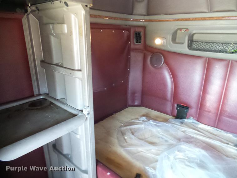 image for item DD1324 2006 Peterbilt 387 semi truck