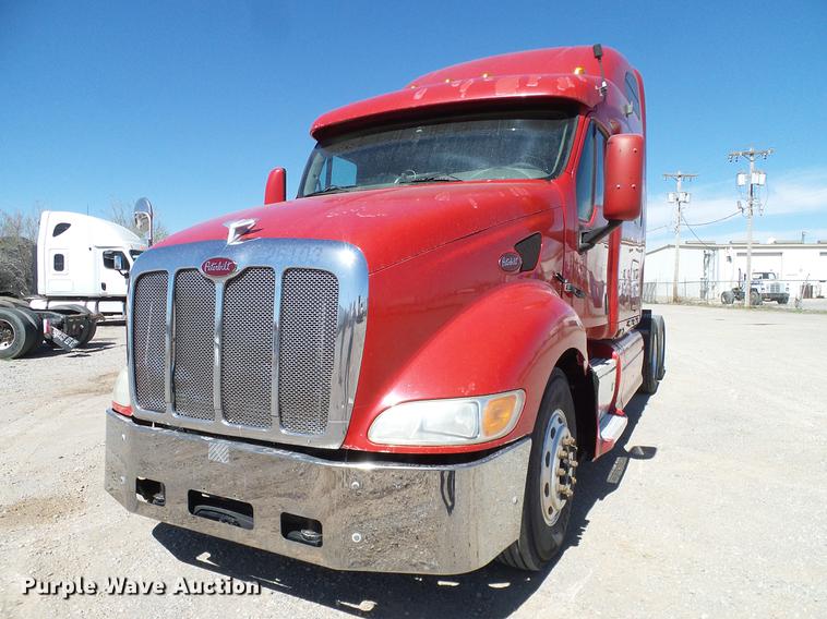 image for item DD1324 2006 Peterbilt 387 semi truck