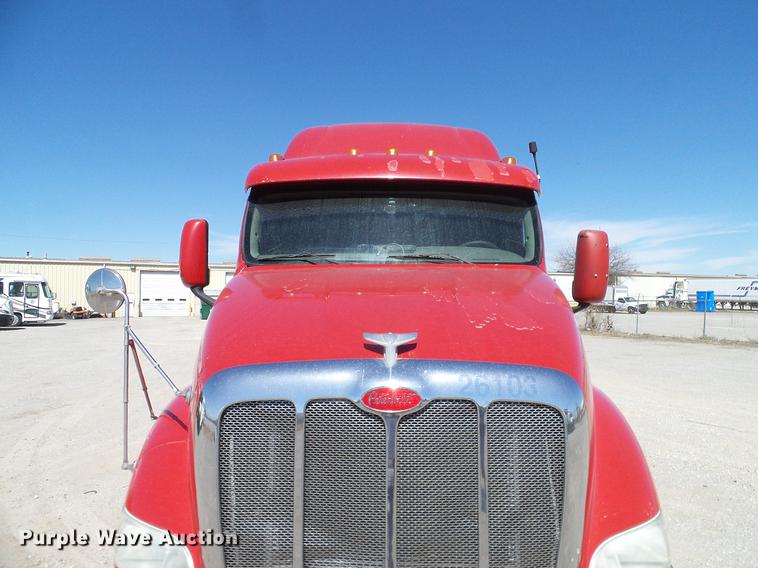 image for item DD1324 2006 Peterbilt 387 semi truck