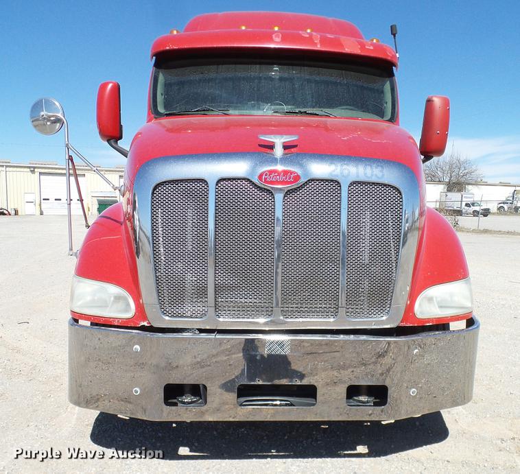 image for item DD1324 2006 Peterbilt 387 semi truck