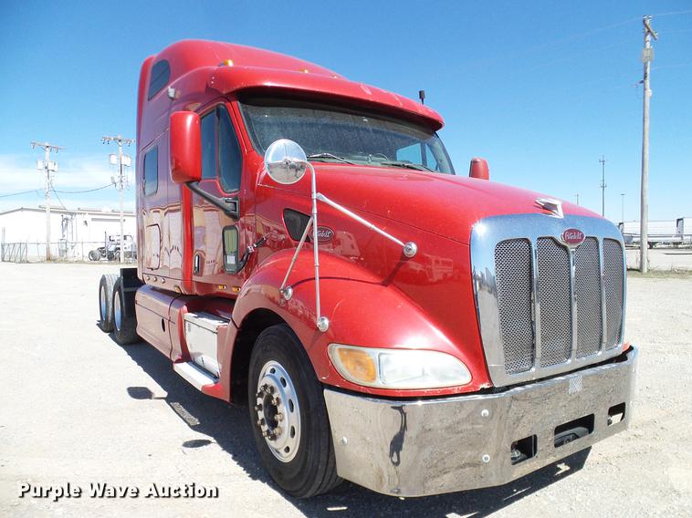image for item DD1324 2006 Peterbilt 387 semi truck