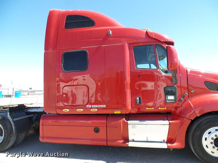 image for item DD1324 2006 Peterbilt 387 semi truck