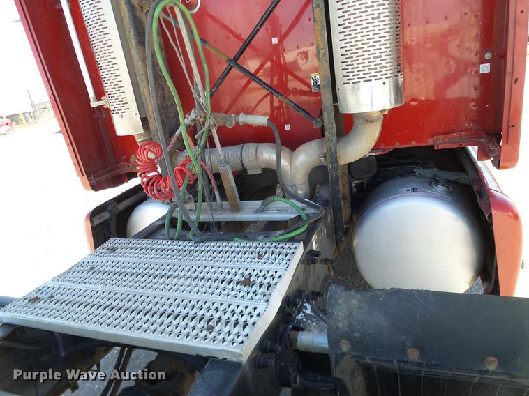 image for item DD1324 2006 Peterbilt 387 semi truck