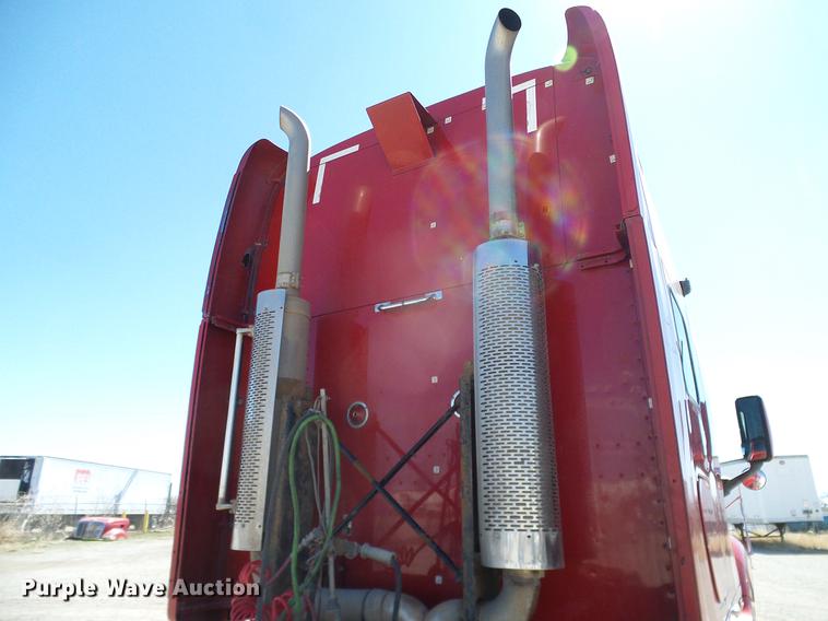 image for item DD1324 2006 Peterbilt 387 semi truck