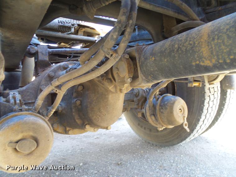 image for item DD1324 2006 Peterbilt 387 semi truck