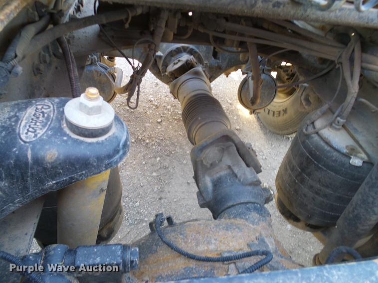 image for item DD1324 2006 Peterbilt 387 semi truck