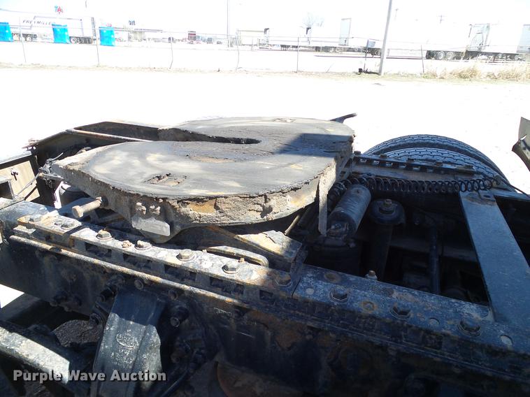 image for item DD1324 2006 Peterbilt 387 semi truck