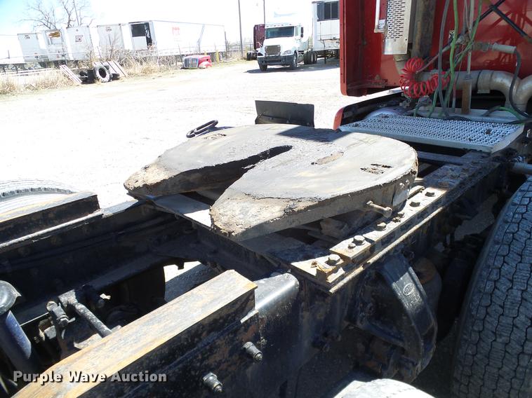 image for item DD1324 2006 Peterbilt 387 semi truck