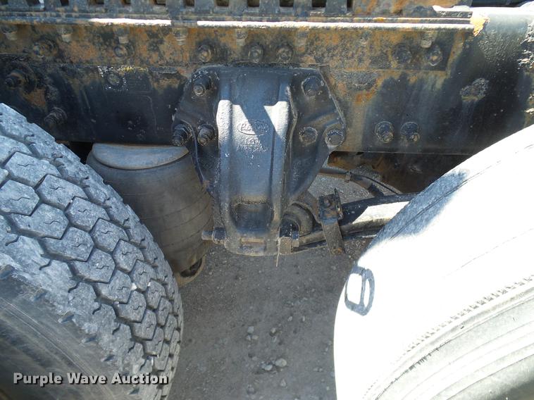 image for item DD1324 2006 Peterbilt 387 semi truck