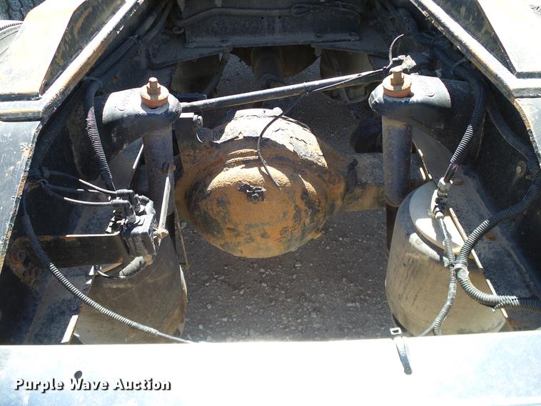 image for item DD1324 2006 Peterbilt 387 semi truck