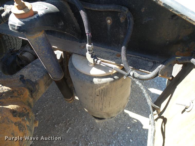 image for item DD1324 2006 Peterbilt 387 semi truck