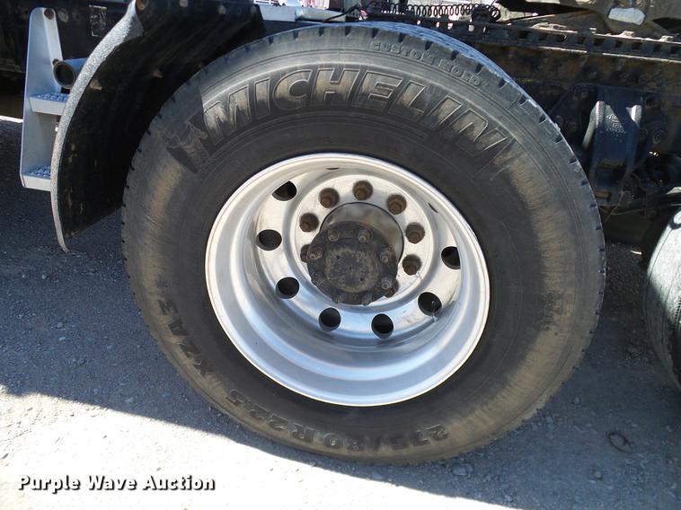 image for item DD1324 2006 Peterbilt 387 semi truck