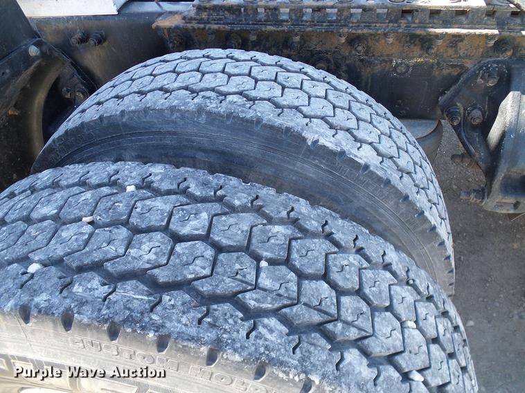 image for item DD1324 2006 Peterbilt 387 semi truck