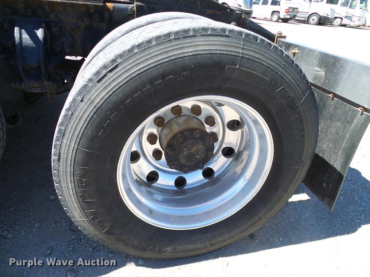 image for item DD1324 2006 Peterbilt 387 semi truck