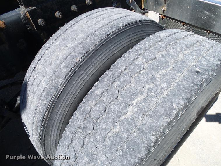 image for item DD1324 2006 Peterbilt 387 semi truck