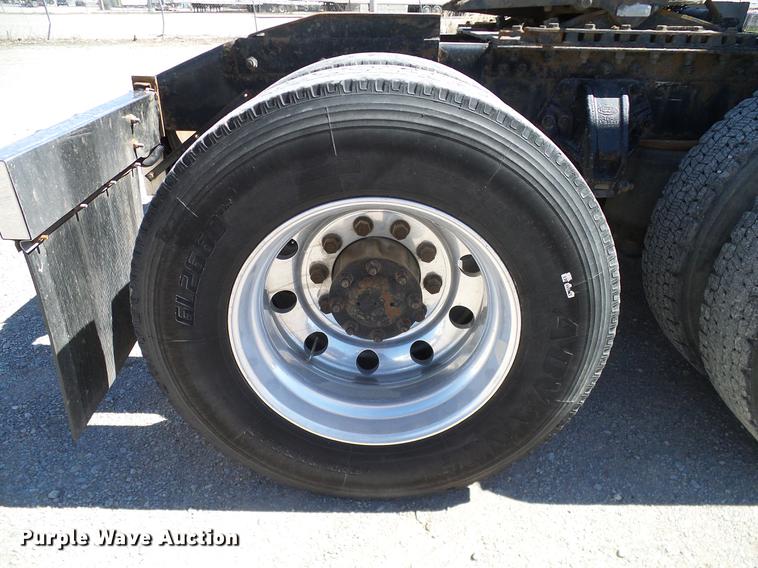 image for item DD1324 2006 Peterbilt 387 semi truck