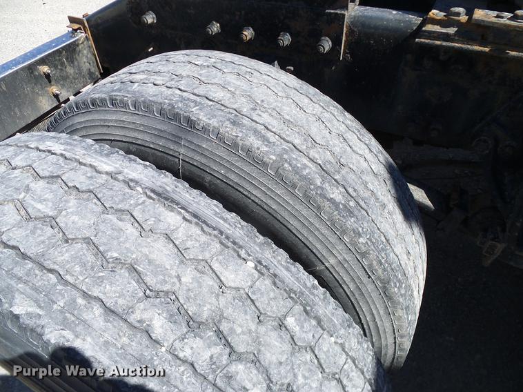 image for item DD1324 2006 Peterbilt 387 semi truck