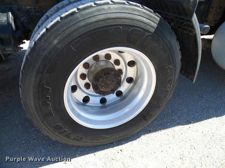 image for item DD1324 2006 Peterbilt 387 semi truck