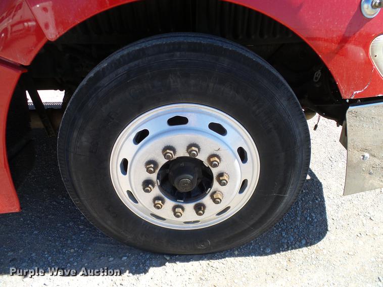 image for item DD1324 2006 Peterbilt 387 semi truck