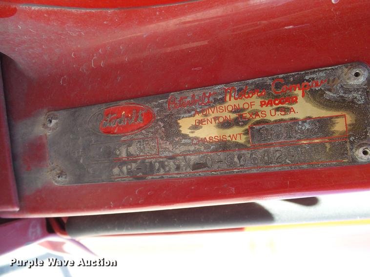 image for item DD1324 2006 Peterbilt 387 semi truck