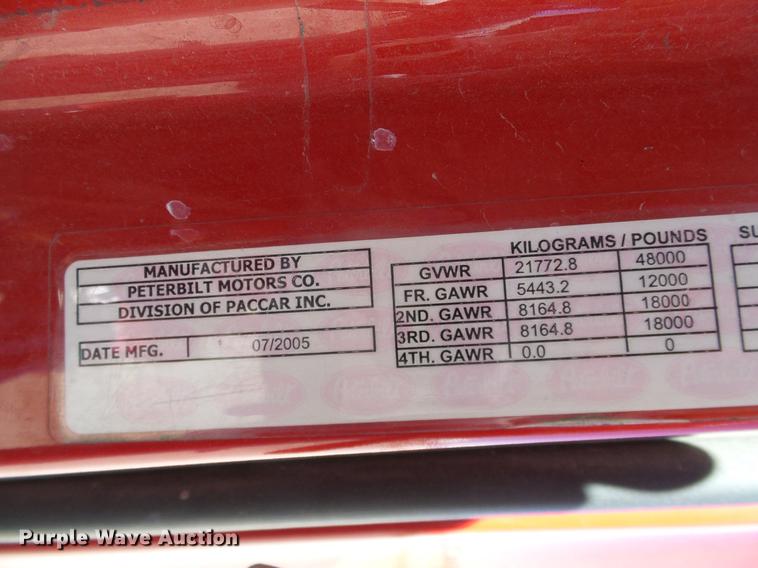 image for item DD1324 2006 Peterbilt 387 semi truck