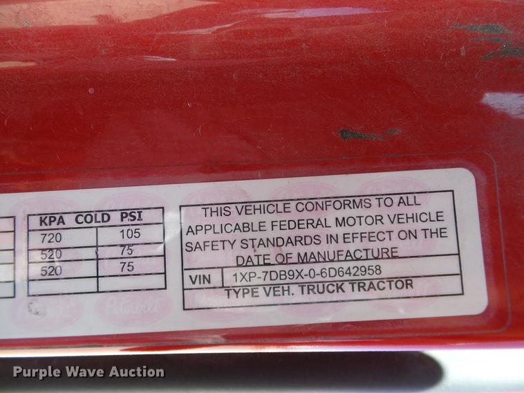 image for item DD1324 2006 Peterbilt 387 semi truck
