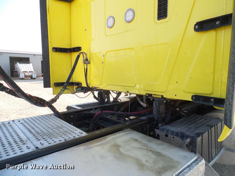 image for item DD1346 2012 International ProStar Plus semi truck