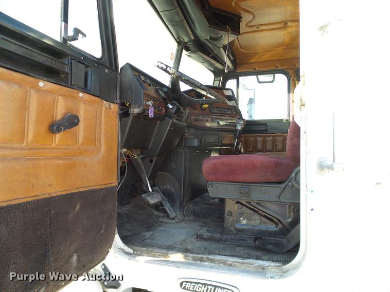 image for item DD1349 1999 Freightliner FLD120 semi truck