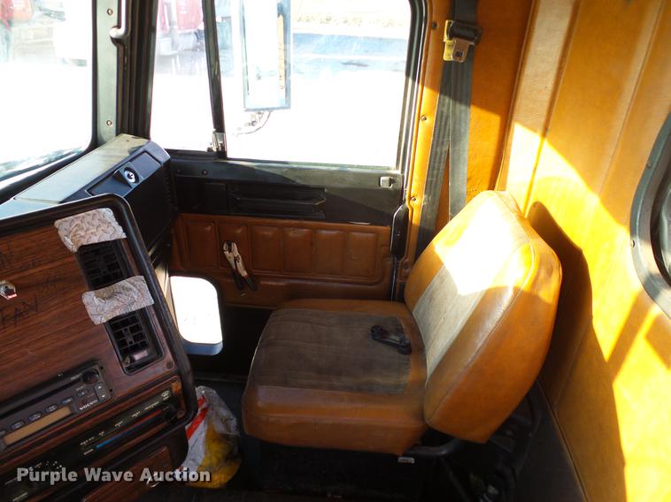 image for item DD1349 1999 Freightliner FLD120 semi truck