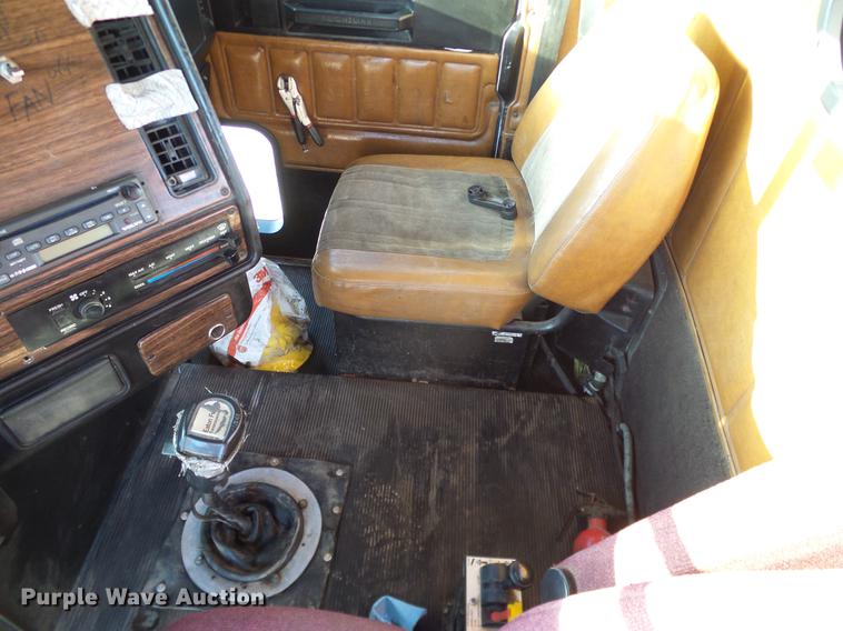 image for item DD1349 1999 Freightliner FLD120 semi truck