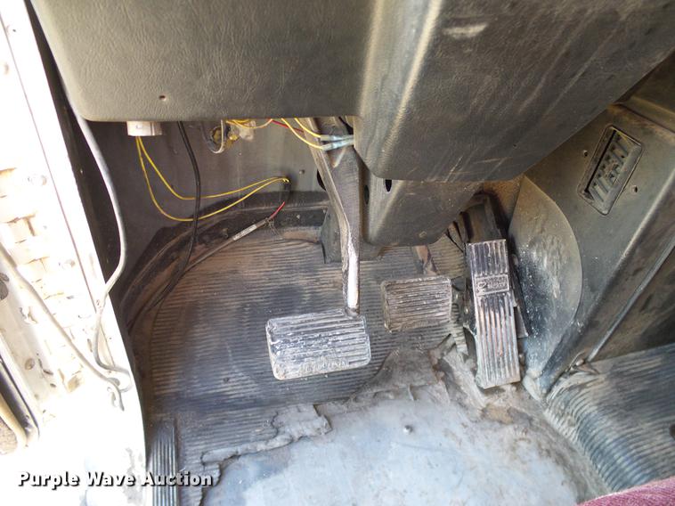 image for item DD1349 1999 Freightliner FLD120 semi truck