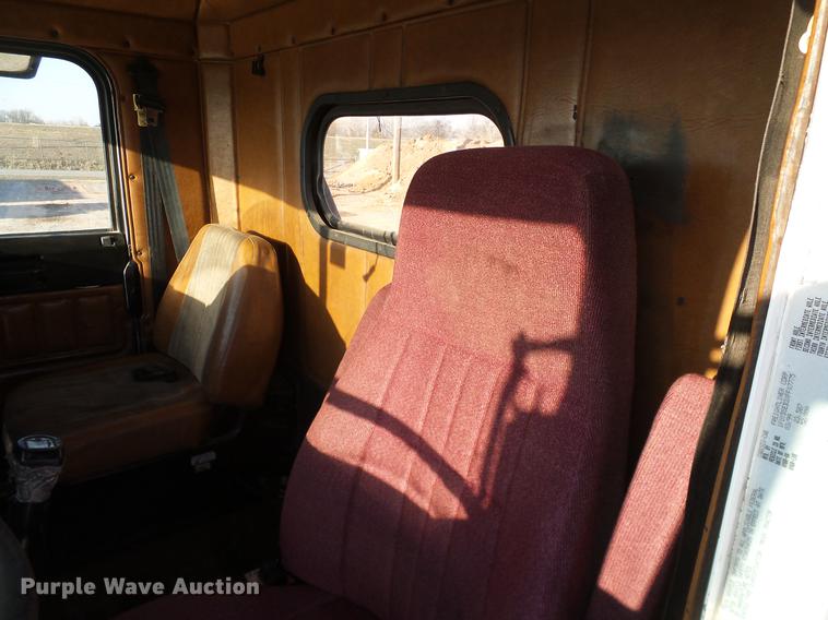 image for item DD1349 1999 Freightliner FLD120 semi truck