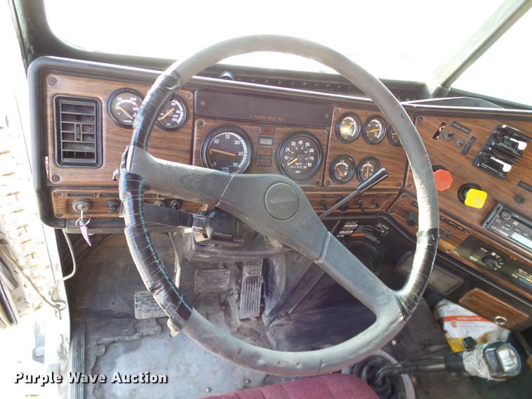 image for item DD1349 1999 Freightliner FLD120 semi truck