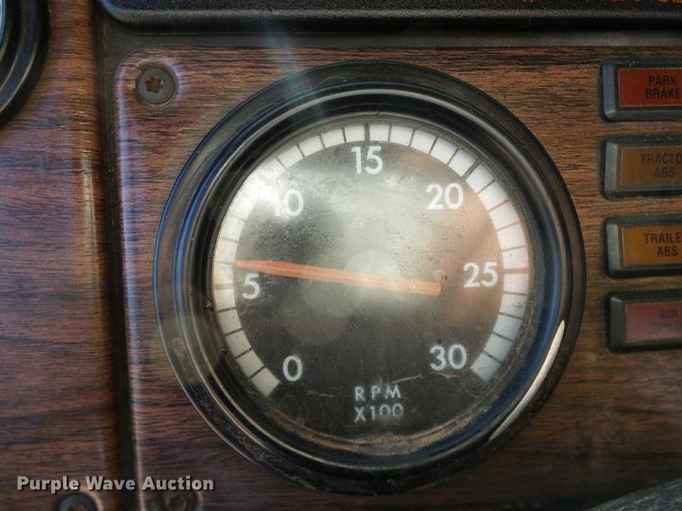 image for item DD1349 1999 Freightliner FLD120 semi truck